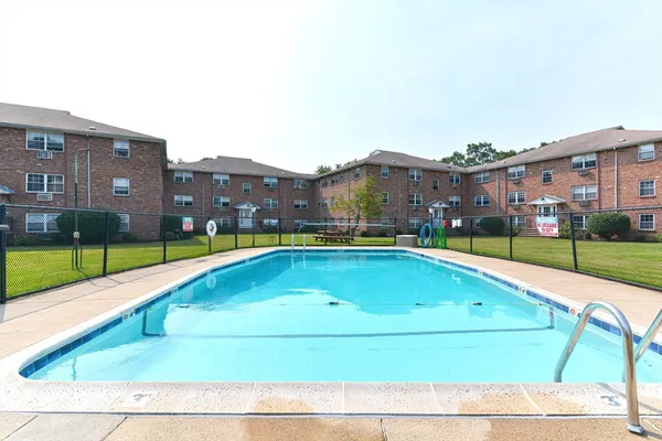 $2,500 | 4 Colonial Village Drive, Unit 9, Arlington, MA 02474