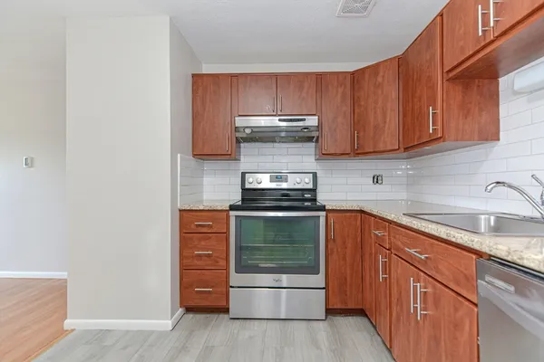 $2,500 | 4 Colonial Village Drive, Unit 9, Arlington, MA 02474