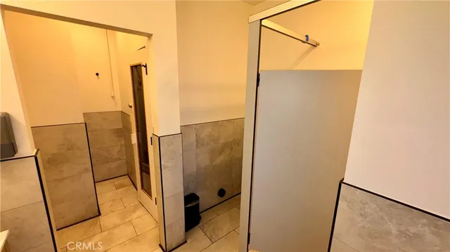 $2,400 | 18645 Hatteras Street, Unit 208, Tarzana, CA 91356