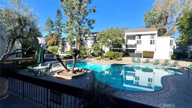 $2,400 | 18645 Hatteras Street, Unit 208, Tarzana, CA 91356