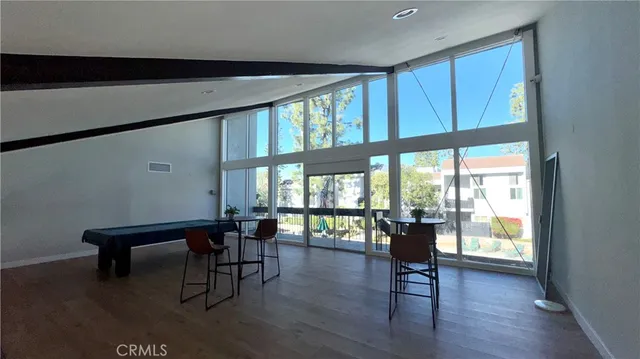 $2,400 | 18645 Hatteras Street, Unit 208, Tarzana, CA 91356