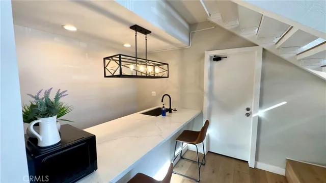 $2,400 | 18645 Hatteras Street, Unit 208, Tarzana, CA 91356