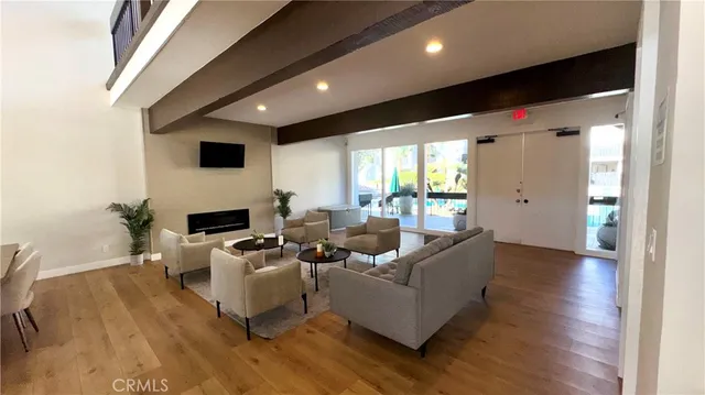 $2,400 | 18645 Hatteras Street, Unit 208, Tarzana, CA 91356