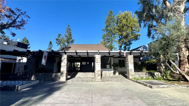 $2,400 | 18645 Hatteras Street, Unit 208, Tarzana, CA 91356