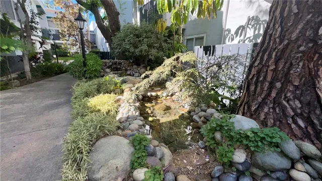 $2,400 | 18645 Hatteras Street, Unit 208, Tarzana, CA 91356