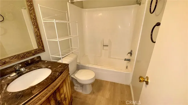 $2,400 | 18645 Hatteras Street, Unit 208, Tarzana, CA 91356