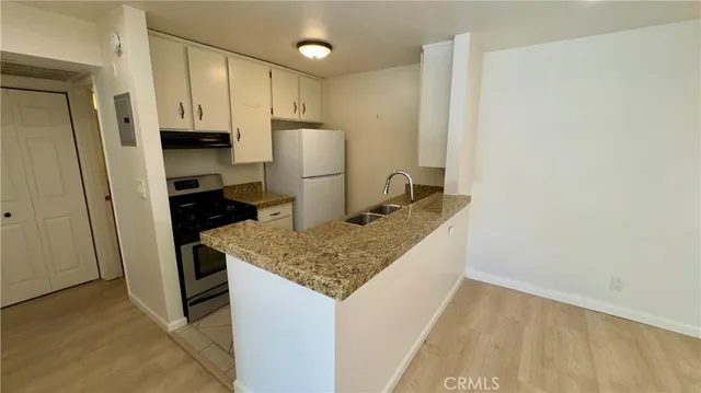 $2,400 | 18645 Hatteras Street, Unit 208, Tarzana, CA 91356