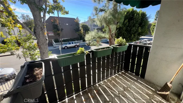 $2,400 | 18645 Hatteras Street, Unit 208, Tarzana, CA 91356