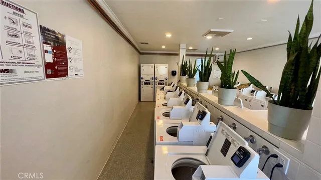 $2,400 | 18645 Hatteras Street, Unit 208, Tarzana, CA 91356