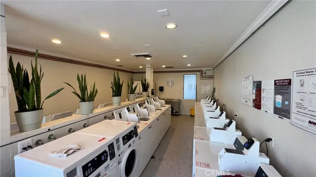 $2,400 | 18645 Hatteras Street, Unit 208, Tarzana, CA 91356