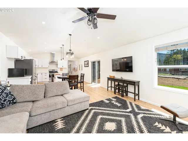 $595,000 | 210 Detroit Road South, Detroit, OR 97342