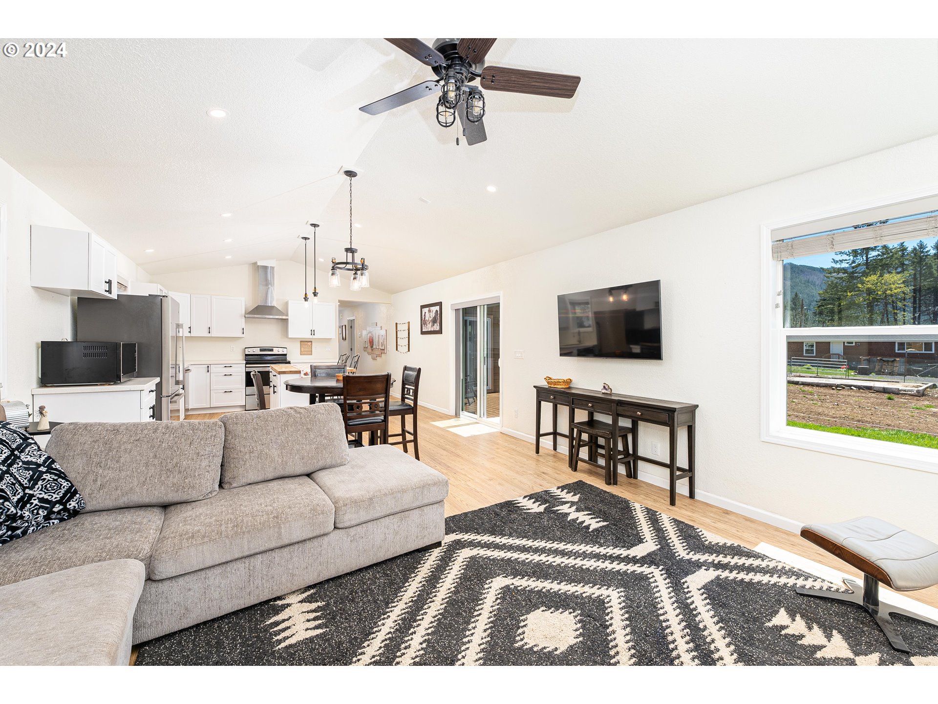 210 Detroit Road South Detroit, OR 97342 - Photo 5 of 28 Living Room