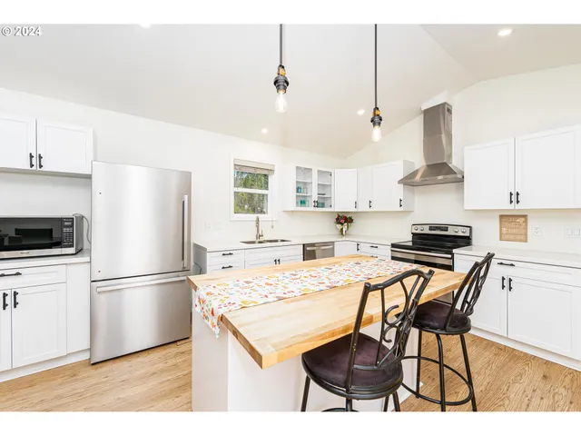 $595,000 | 210 Detroit Road South, Detroit, OR 97342