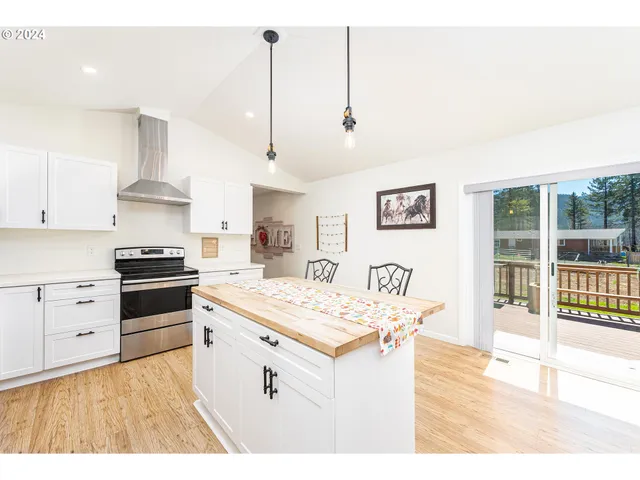 $595,000 | 210 Detroit Road South, Detroit, OR 97342