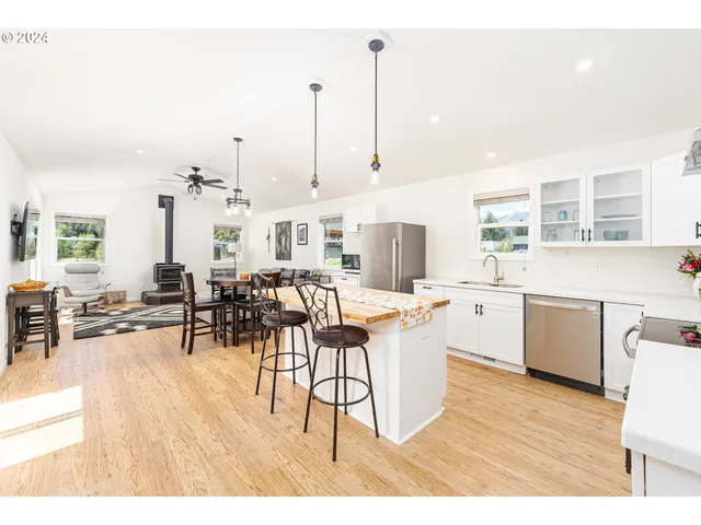 $595,000 | 210 Detroit Road South, Detroit, OR 97342