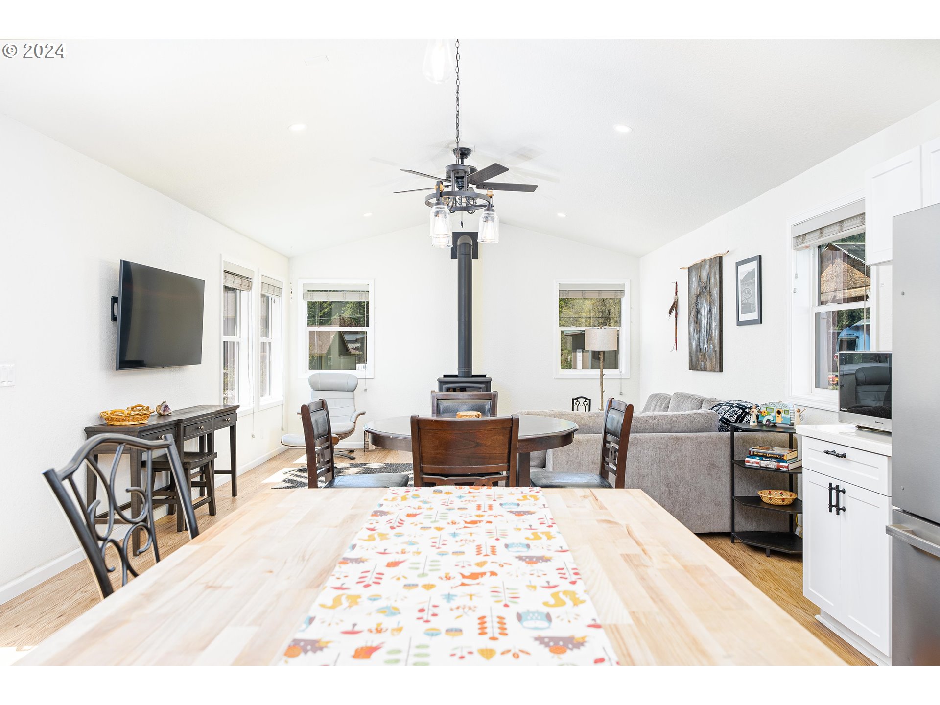210 Detroit Road South Detroit, OR 97342 - Photo 10 of 28 Kitchen/Dining Room