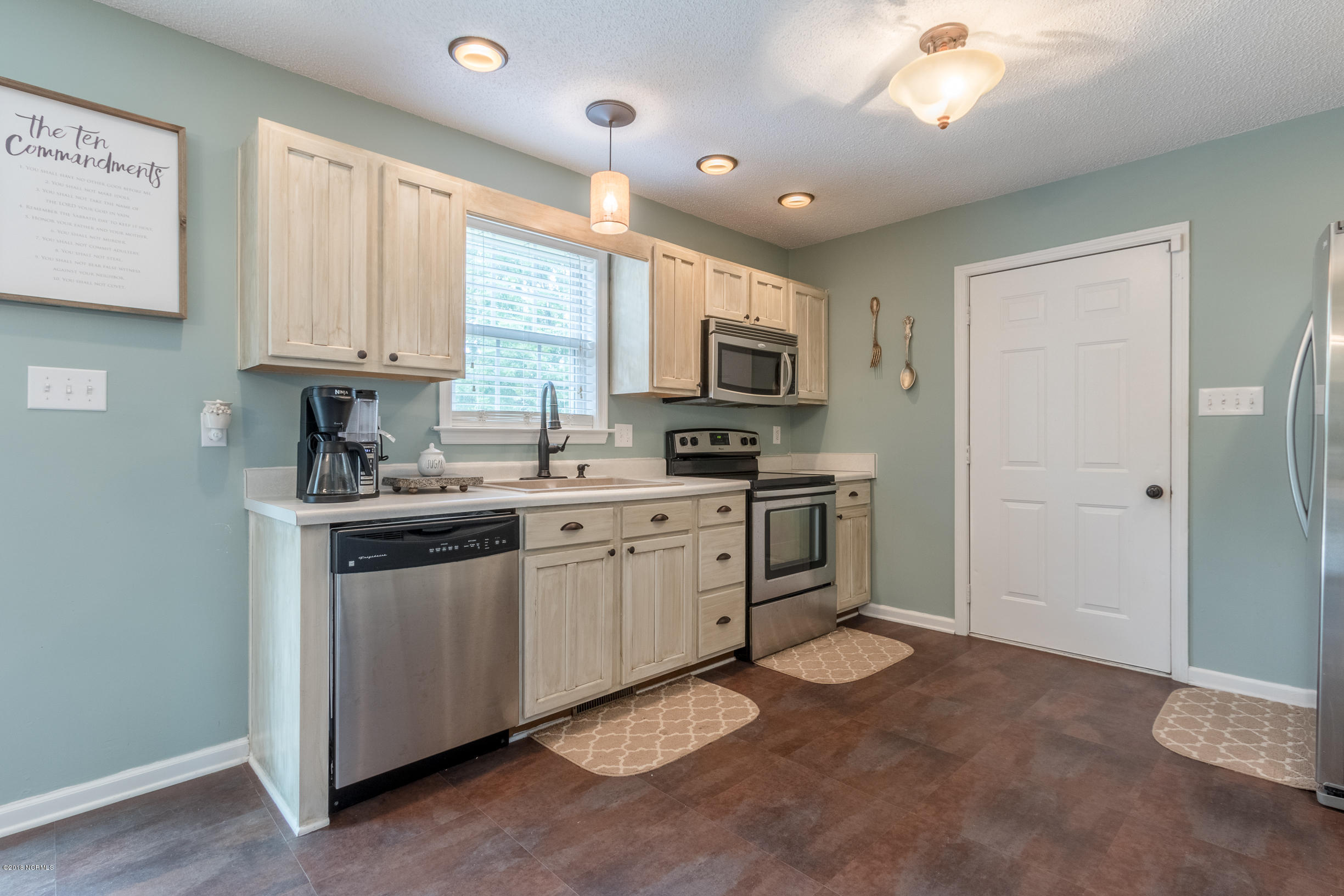390 Futrell Road Richlands, NC 28574 - Photo 4 of 45 Kitchen