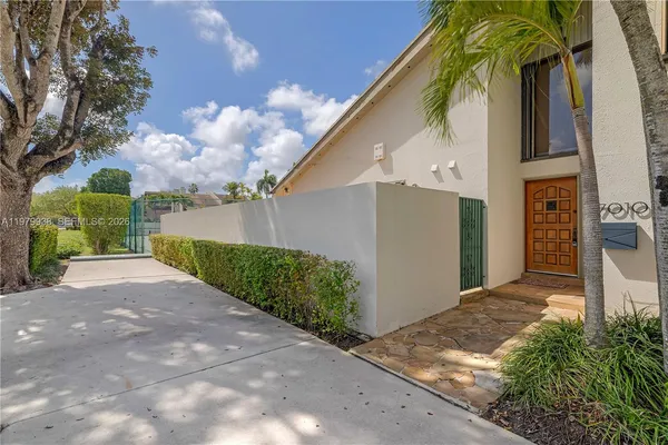 $849,500 | 7010 Southwest 66th Avenue, Unit 25, South Miami, FL 33143