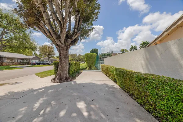 $849,500 | 7010 Southwest 66th Avenue, Unit 25, South Miami, FL 33143