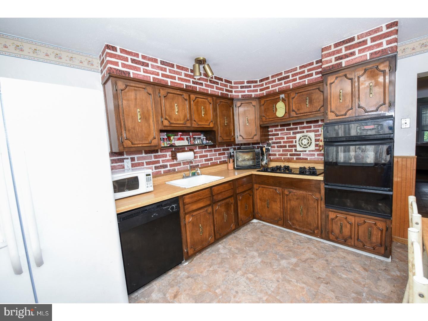 2877 Angus Road Philadelphia, PA 19114 - Photo 14 of 25 Kitchen