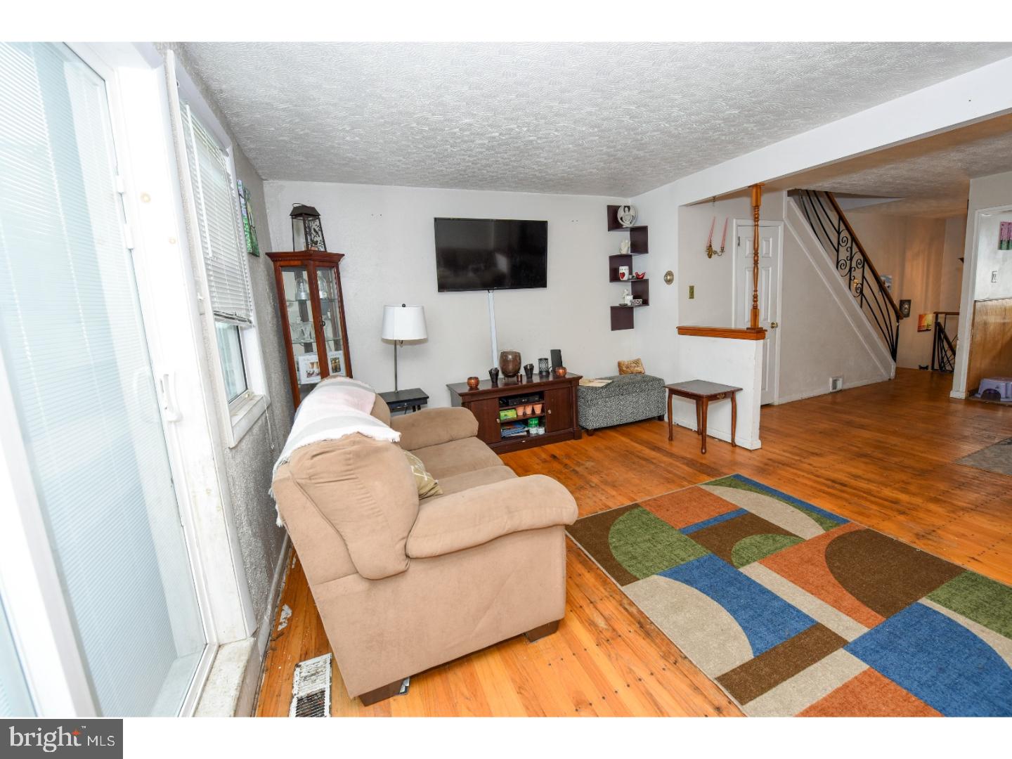 2877 Angus Road Philadelphia, PA 19114 - Photo 8 of 25 Living Room
