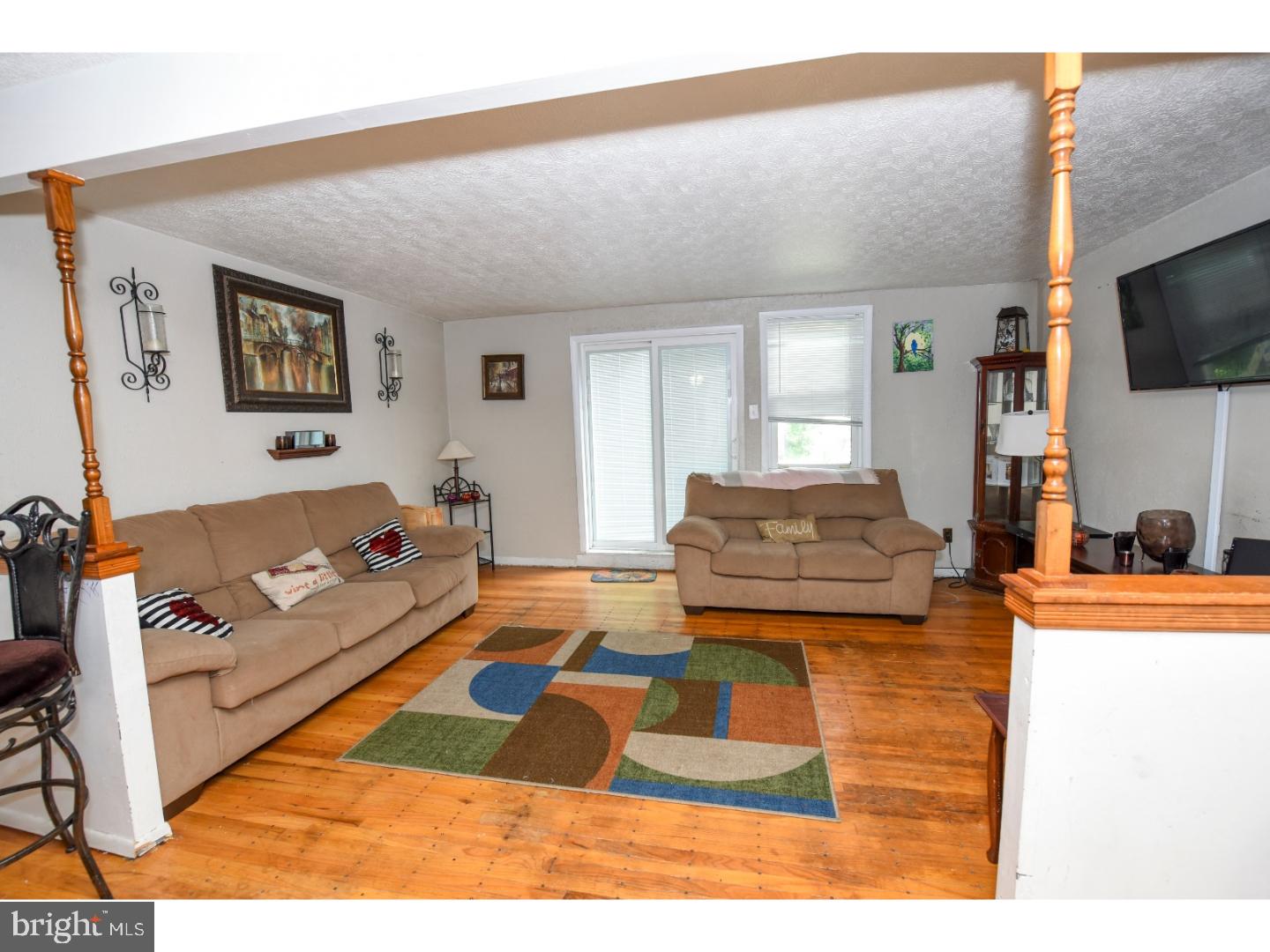 2877 Angus Road Philadelphia, PA 19114 - Photo 9 of 25 Living Room
