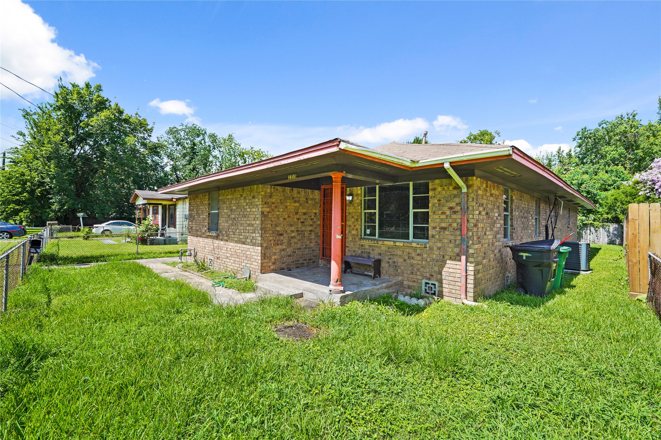 2315 Leffingwell Street Houston, TX 77026 - Photo 15 of 17 front view of a house with a yard