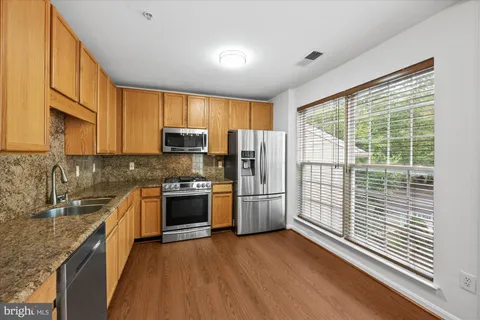 $560,000 | 11204 Edson Park Place, Unit 8, Rockville, MD 20852