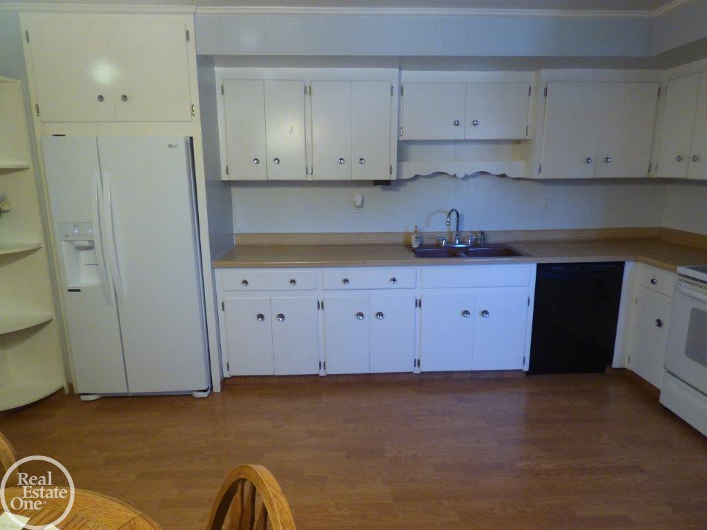 35618 Utica Road Clinton Township, MI 48035 - Photo 6 of 24 50020429-5.JPG