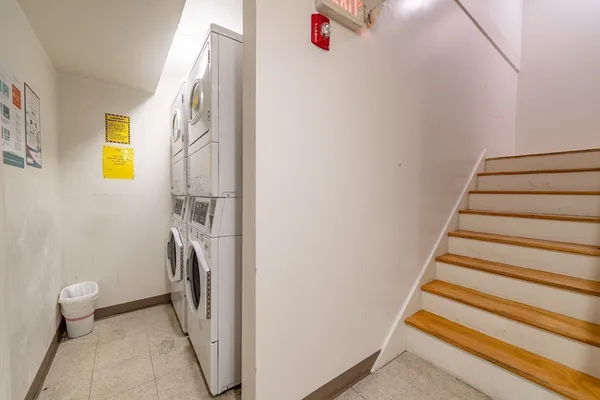 a view of entryway and bathroom