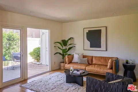 $1,595,000 | 21737 Woodland Crest Drive, Woodland Hills, CA 91364