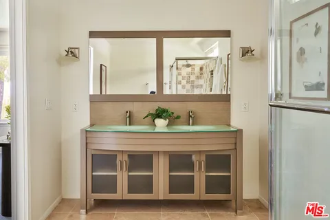 $1,595,000 | 21737 Woodland Crest Drive, Woodland Hills, CA 91364