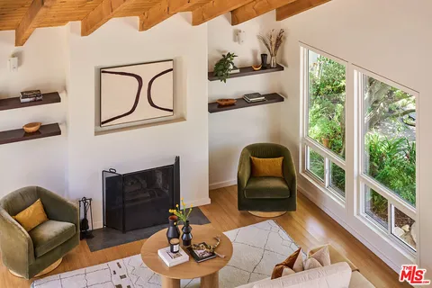 $1,595,000 | 21737 Woodland Crest Drive, Woodland Hills, CA 91364