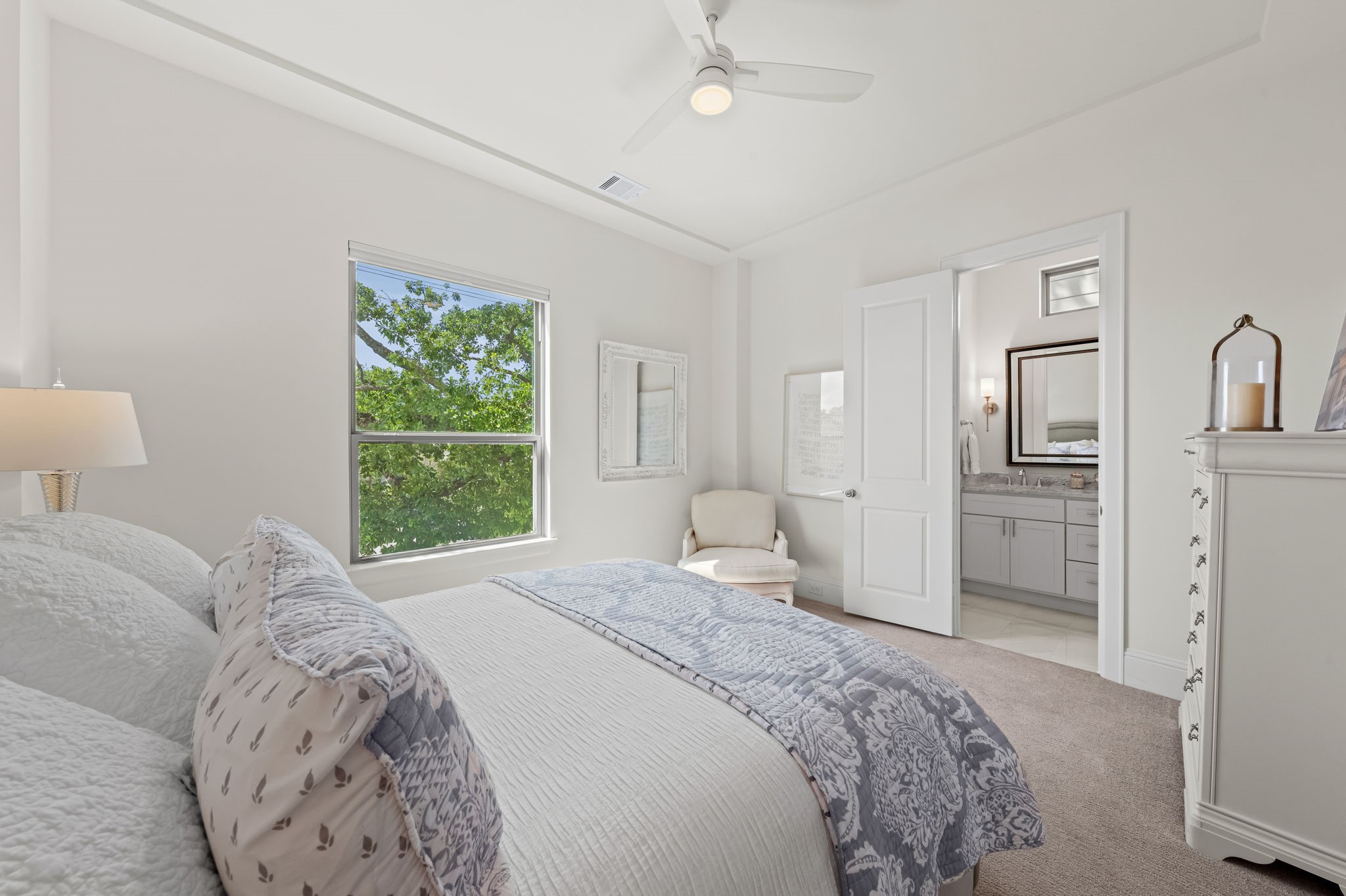 110 East 26th Street, Unit B Houston, TX 77008 - Photo 32 of 43 This spacious and serene third bedroom is defined by its clean lines and an abundance of natural light, creating a bright and airy atmosphere. The space features en suite access to the Jack and Jill bathroom, a modern ceiling fan, and high-end plush carpet that remains in pristine, barely-lived-in condition—offering a fresh and inviting space for family or guests.