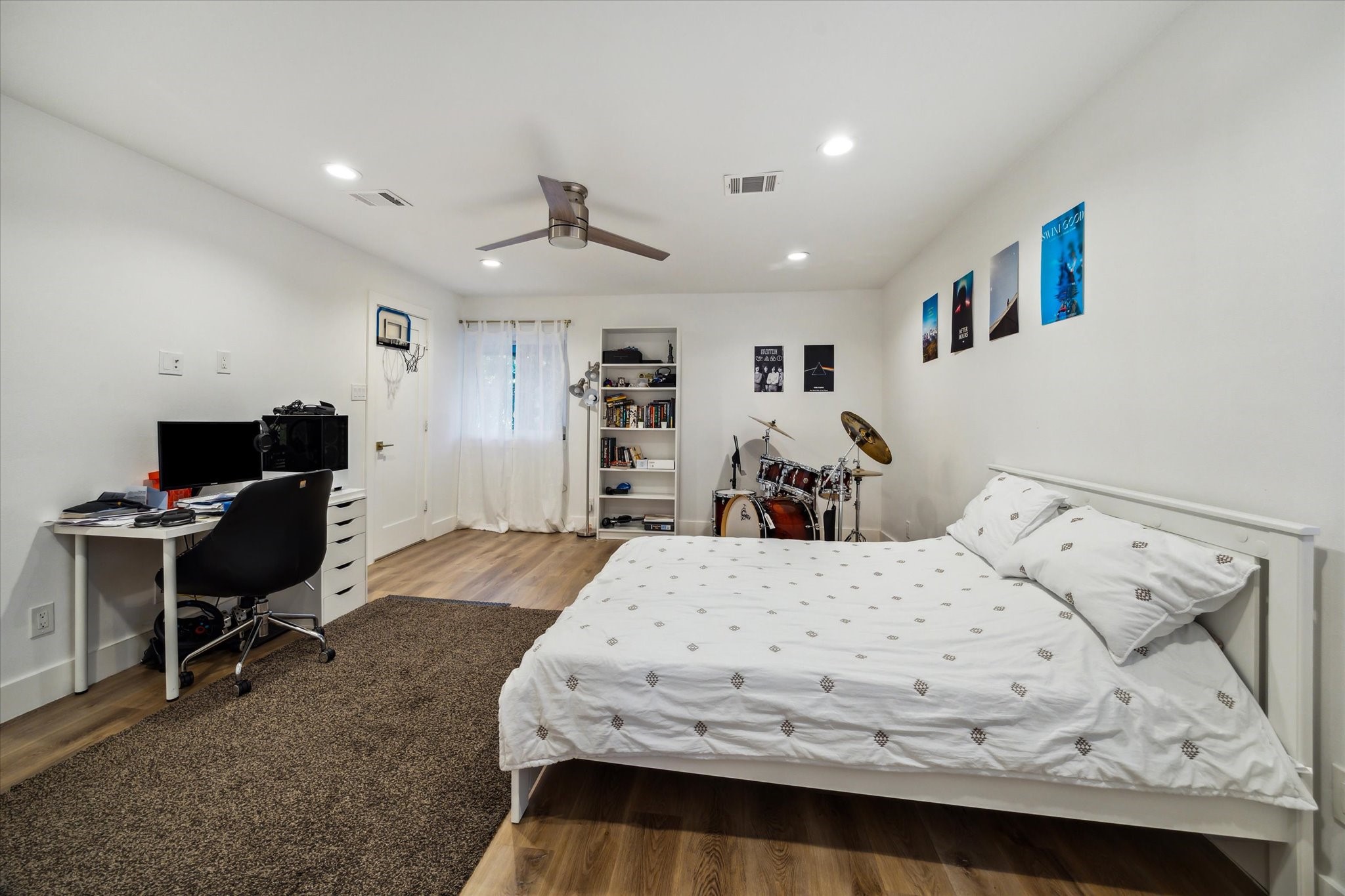 6321 Deerwood Road Houston, TX 77057 - Photo 20 of 34 Spacious secondary bedroom with wood-look flooring, recessed lighting, ceiling fan, and plenty of room for a desk or sitting area.