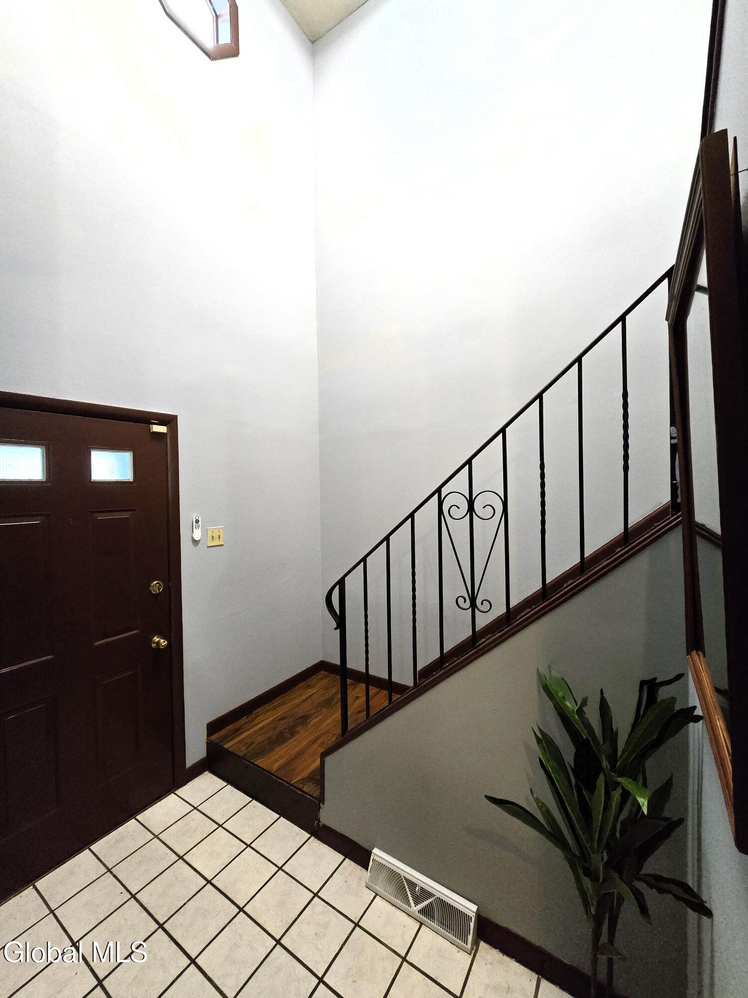 260 Donald Avenue Schenectady, NY 12304 - Photo 7 of 21 10