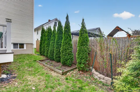 a view of a house with backyard and garden