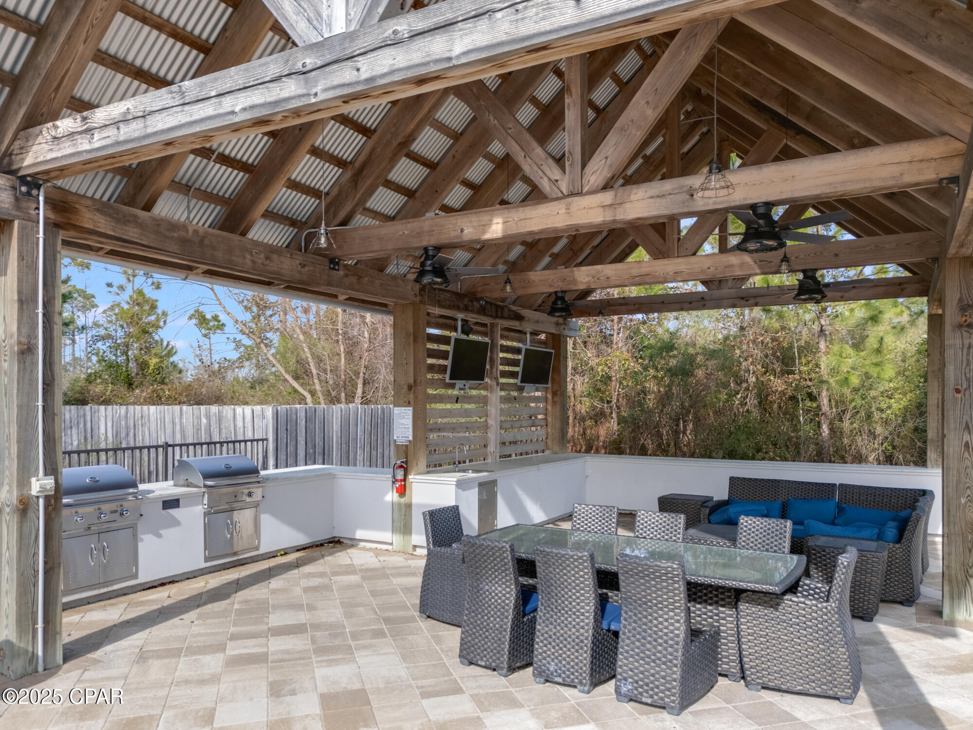 154 Merrion Road Southport, FL 32409 - Photo 8 of 37
