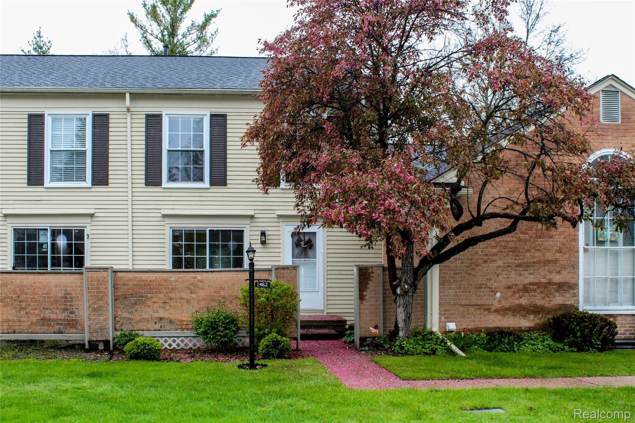 1462 Knights Ridge Court Rochester, MI 48306 - Photo 4 of 49 Front.jpg