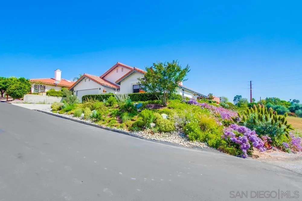 924 Ridge Heights Drive Fallbrook, CA 92028 - Photo 4 of 75