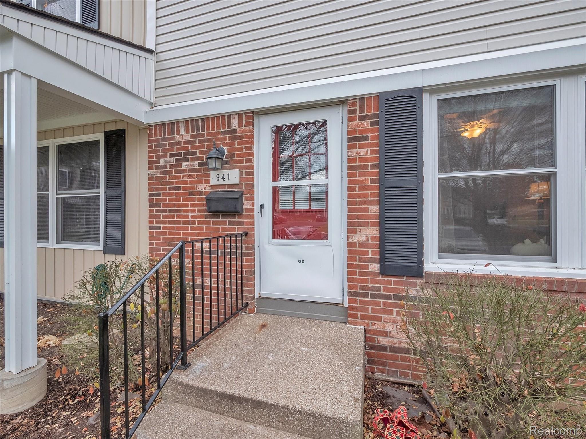 941 Medford Court Rochester, MI 48307 - Photo 4 of 32 05-941 Medford Ct-Windowstill Real Estate Photography-5.jpg