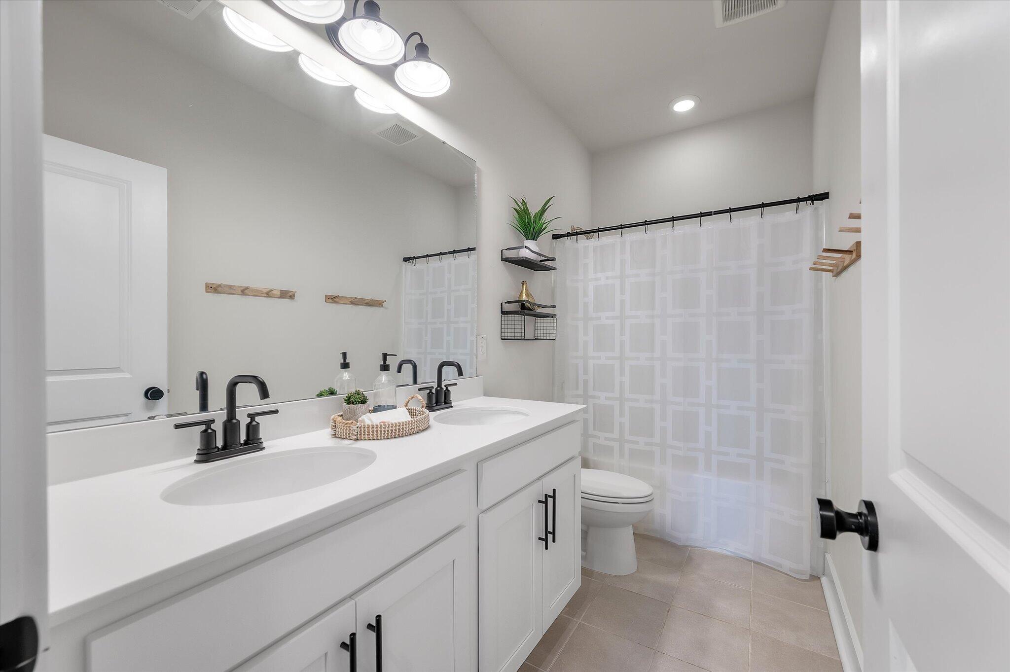 619 Blueway Avenue Summerville, SC 29486 - Photo 28 of 40 Hall Bath