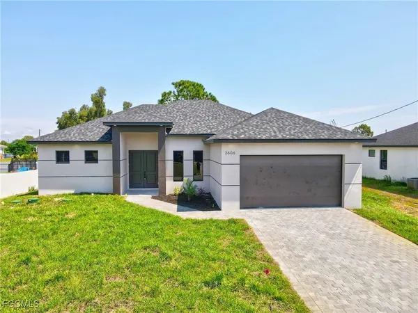 a view of a house with a yard