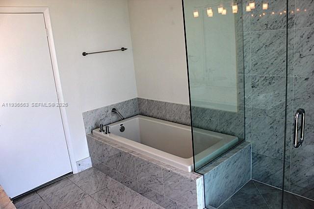 253 Northeast 2nd Street, Unit 4303 Miami, FL 33132 - Photo 20 of 35 a bath tub sitting next to a shower