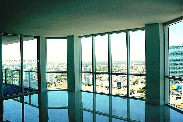 253 Northeast 2nd Street, Unit 4303 Miami, FL 33132 - Photo 10 of 35 a view of an empty room with a large window