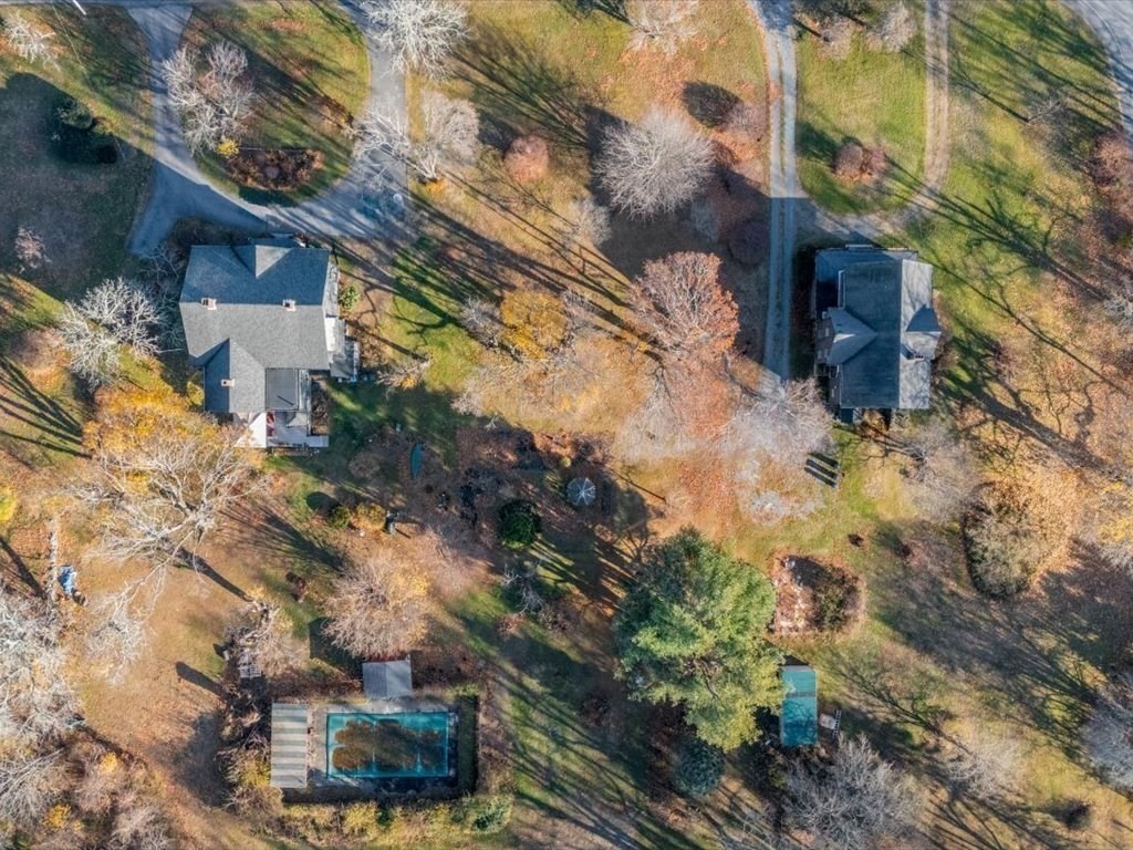 889 Gardners Neck Road Swansea, MA 02777 - Photo 4 of 31 Gallery Image 4