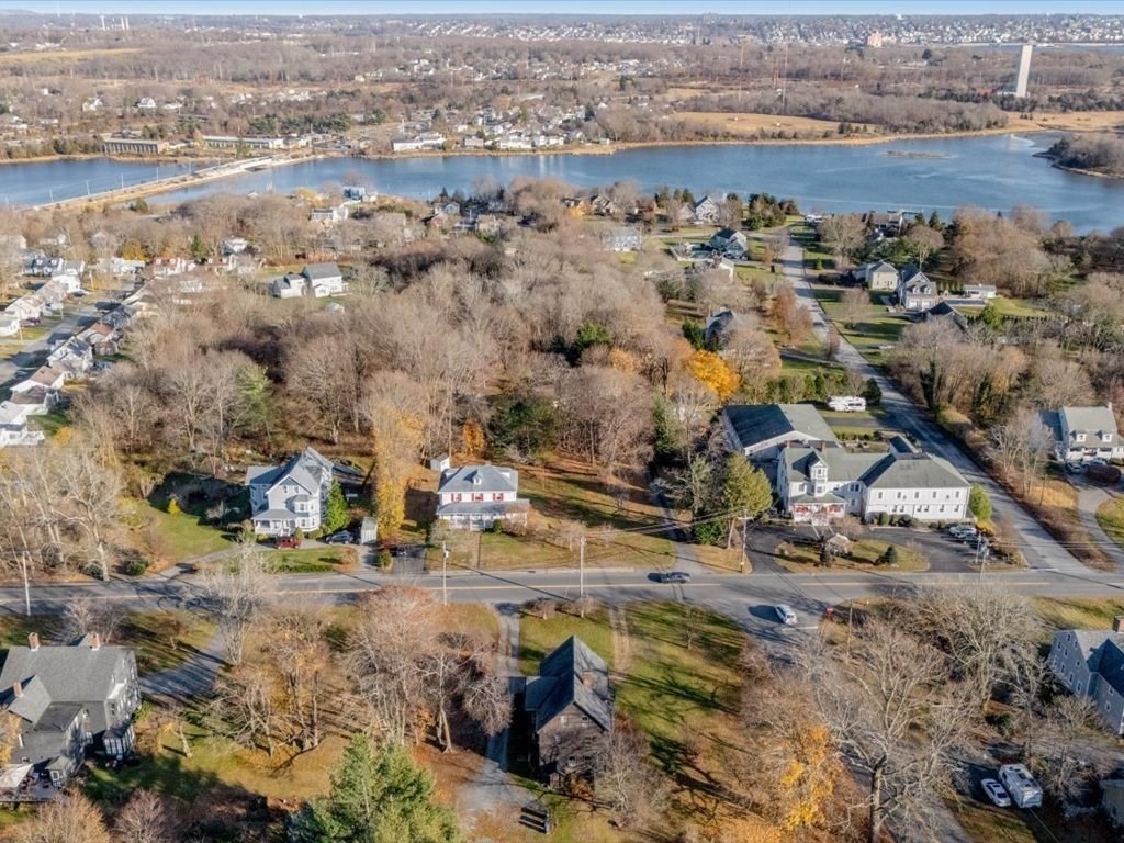 889 Gardners Neck Road Swansea, MA 02777 - Photo 6 of 31 Gallery Image 6
