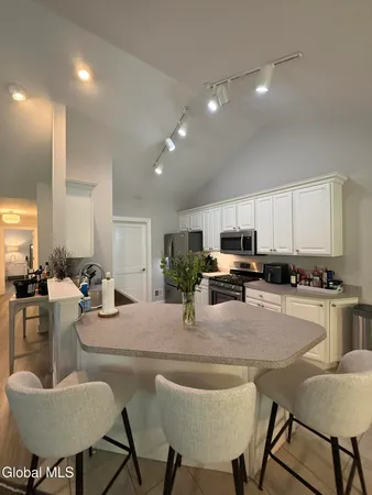 $2,500 | 324 Ballston Avenue, Unit A5, Saratoga Springs, NY 12866