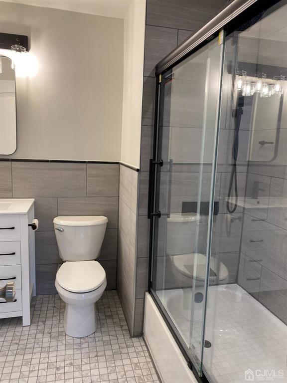 218 Edpas Road New Brunswick, NJ 08901 - Photo 12 of 17 a bathroom with a toilet and a shower