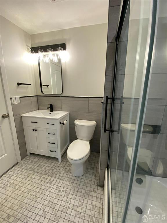 218 Edpas Road New Brunswick, NJ 08901 - Photo 13 of 17 a bathroom with a toilet sink and mirror